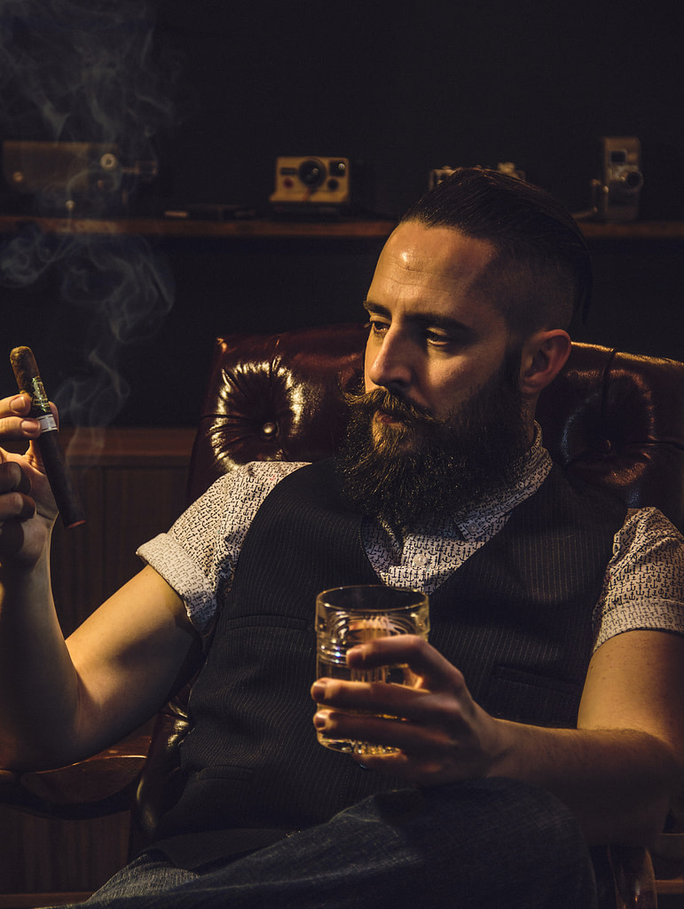 Die richtige Wahl von Zigarre und Whisky ist beim Pairing unerlässlich. (photo:valiant/unsplash)